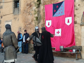 Fratres Cáceres celebra una jornada de historia y esgrima medieval en el Museo Casa Pedrilla