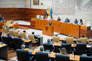 María Guardiola reitera su apoyo a Almaraz en el Debate sobre el Estado de la Región
