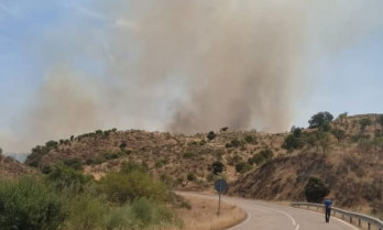 Un aparatoso incendio avanza por la provincia de Cáceres