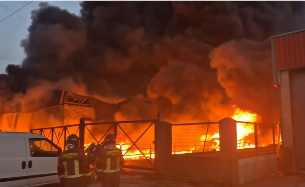 Grave incendio en el polígono El Prado de Mérida obliga a activar el plan de emergencias