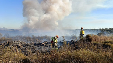 Portugal lucha contra un incendio forestal de gran magnitud cercano a Extremadura