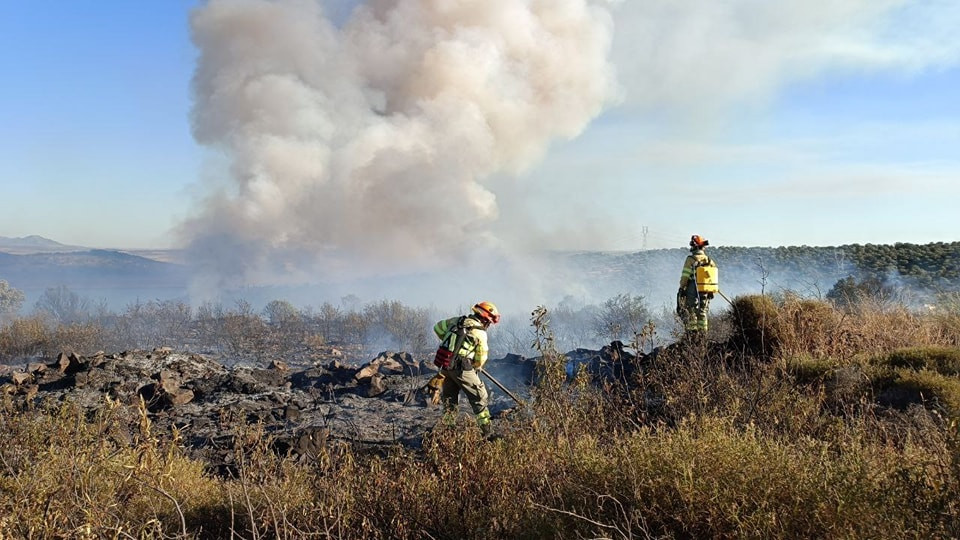 Portugal lucha contra un incendio forestal de gran magnitud cercano a Extremadura