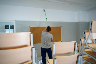 Comienzan las labores de mantenimiento y limpieza en los 36 centros educativos de Badajoz