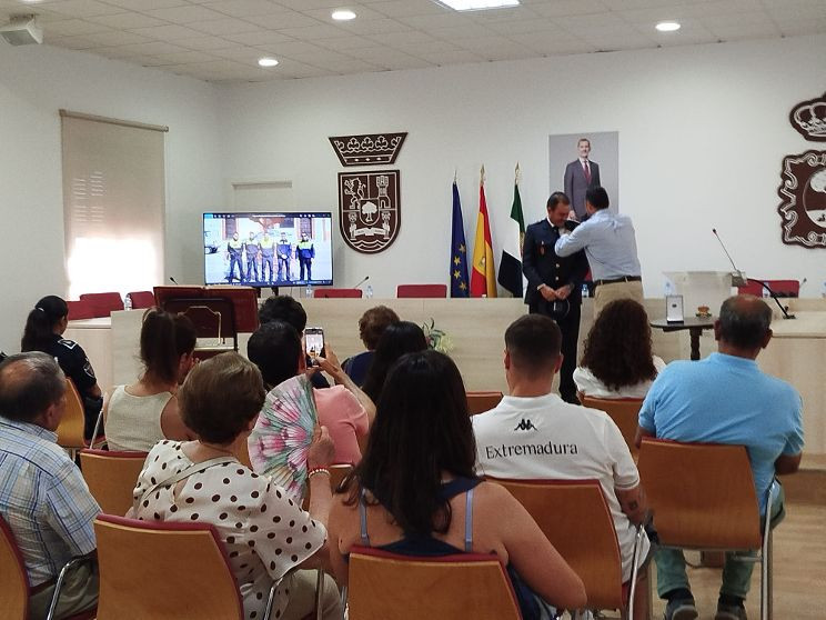Juan Carlos Salguero recibe la Cruz a la Constancia como Policía Local en Ribera del Fresno