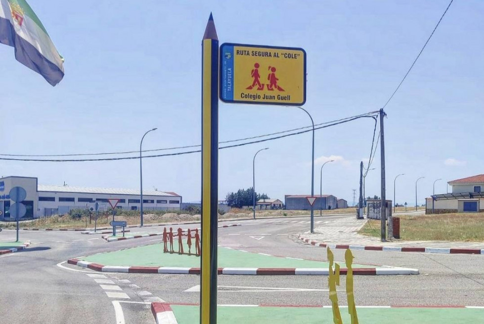 Talayuela instala señales en forma de lápiz para reforzar la “Ruta Segura al Cole”