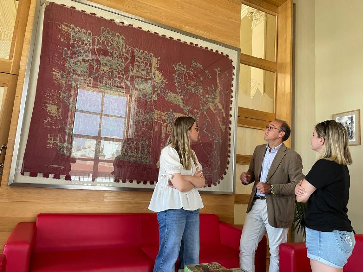 El Ayuntamiento de Cáceres cede al museo el Pendón de San Jorge