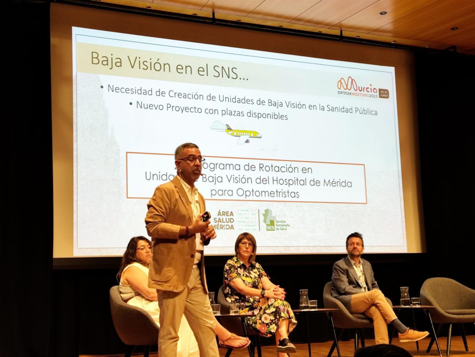El Hospital de Mérida comparte en Murcia su modelo de atención integral en baja visión