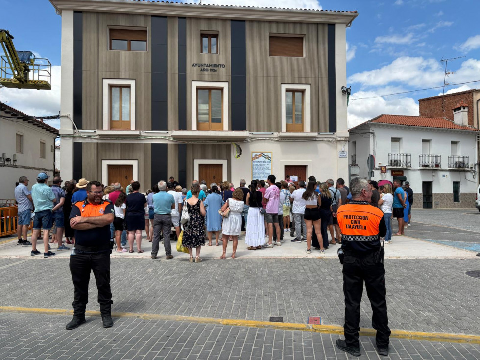 Más de medio centenar de personas se concentra en Talayuela en memoria del agricultor David Lafoz
