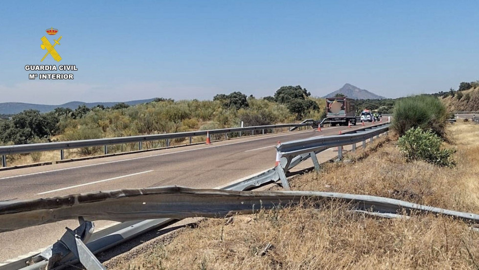 Evacuado en helicóptero un camionero tras sufrir una salida de vía en la A-5