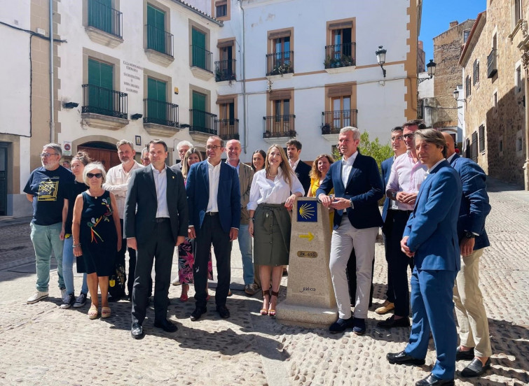 Cáceres inaugura un hito Xacobeo que refuerza su vinculación con el Camino de Santiago