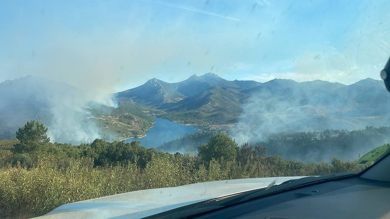 Un incendio forestal en Cañamero moviliza numerosos efectivos por su cercanía al casco urbano
