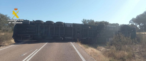 Cortada la EX-303 en Aliseda tras el vuelco de un camión articulado