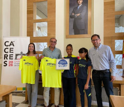 Lara Amarilla, reconocida en Cáceres tras su éxito en el Campeonato de España de Natación