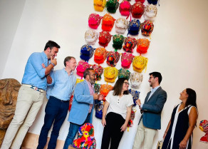 La gorra de montehermoseña da la bienvenida en el nuevo hotel Palacio Godoy by Hilton