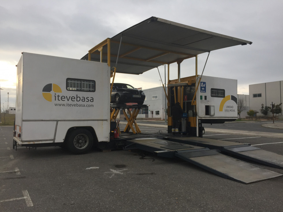 La Junta instala una ITV móvil en Trujillo para reducir la lista de espera durante el verano