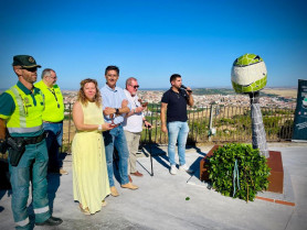 Cáceres rinde homenaje a los moteros ausentes con una escultura en un enclave simbólico de la ciudad