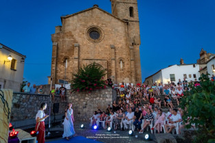 La Plaza de España se llena para aplaudir el teatro inclusivo en el Festival de Alcántara