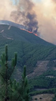 El incendio de Las Hurdes obliga a evacuar a unos 25 vecinos de una pedanía de Caminomorisco