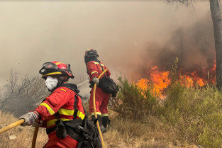 Militares y efectivos de Andalucía se unen al operativo para luchar contra el fuego en Las Hurdes