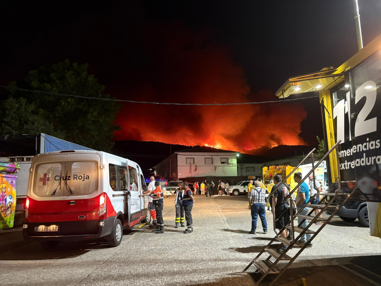 El incendio forestal deja una noche complicada en Las Hurdes con desalojos y cortes de carreteras