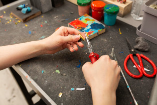 Coria organiza un taller gratuito de plástico mágico para jóvenes
