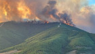 Más de 450 efectivos tratan de frenar el avance del incendio forestal de Las Hurdes