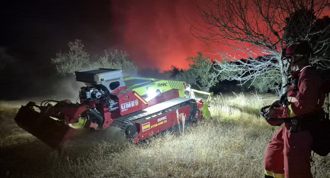 Así trabajó la Unidad Militar de Emergencias durante la noche en el incendio en Las Hurdes