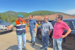 Actuación urgente para restablecer el suministro de agua en Caminomorisco tras el incendio