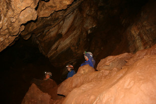 Descubierta una nueva cueva en Fuentes de León
