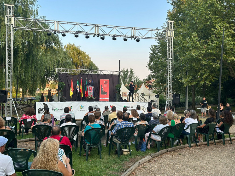 Arranca con fuerza el Festival Gata Negra en Moraleja con una gran afluencia de público