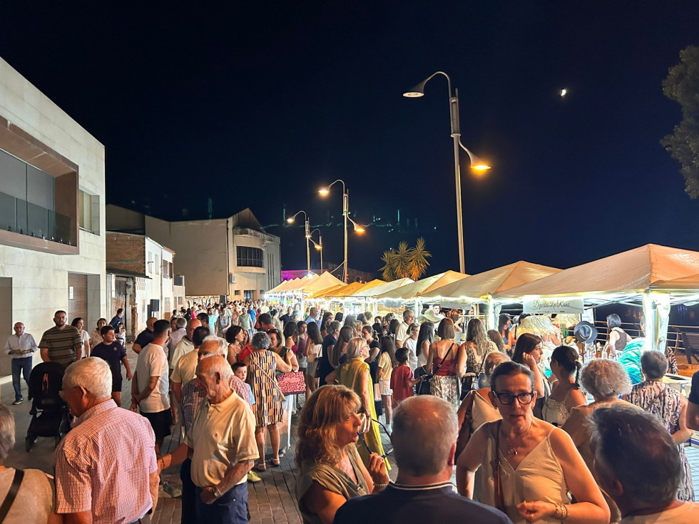 Multitudinaria participación y ambiente en el mercado de proximidad de Moraleja
