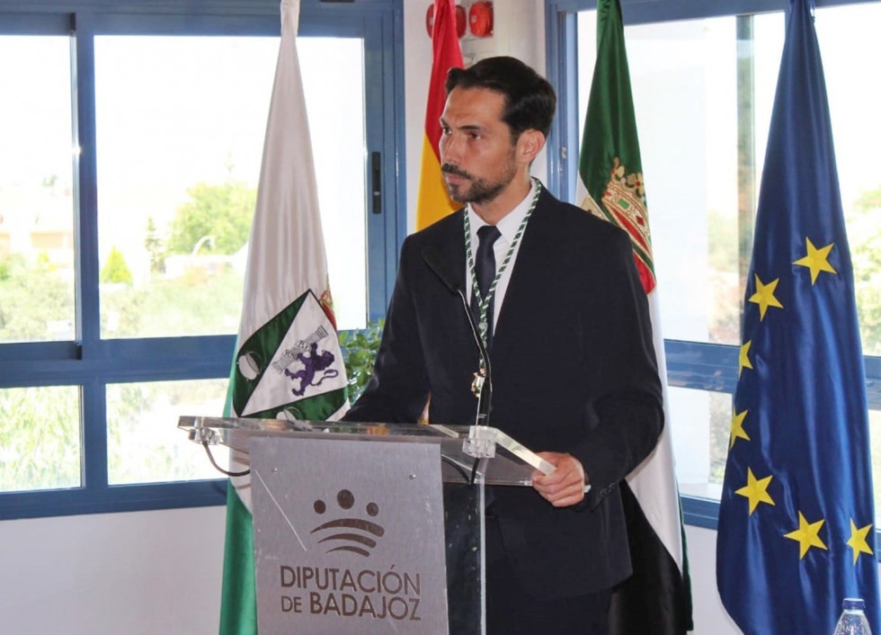 Manuel Borrego, secretario del PSOE en Badajoz, también falseó su currículum académico