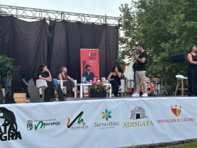 Gata Negra afianza su vocación cultural con un segundo día cargado de literatura y convivencia