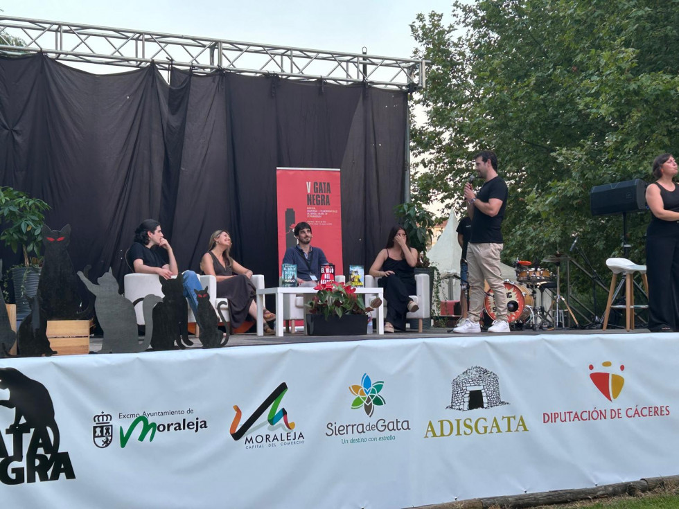 Gata Negra afianza su vocación cultural con un segundo día cargado de literatura y convivencia