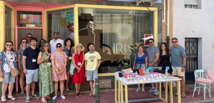 Los autores del festival literario Gata Negra descubren el comercio de Moraleja