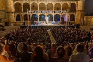 ‘La desconquista’ triunfa en Alcántara con humor, crítica histórica y ovación del público