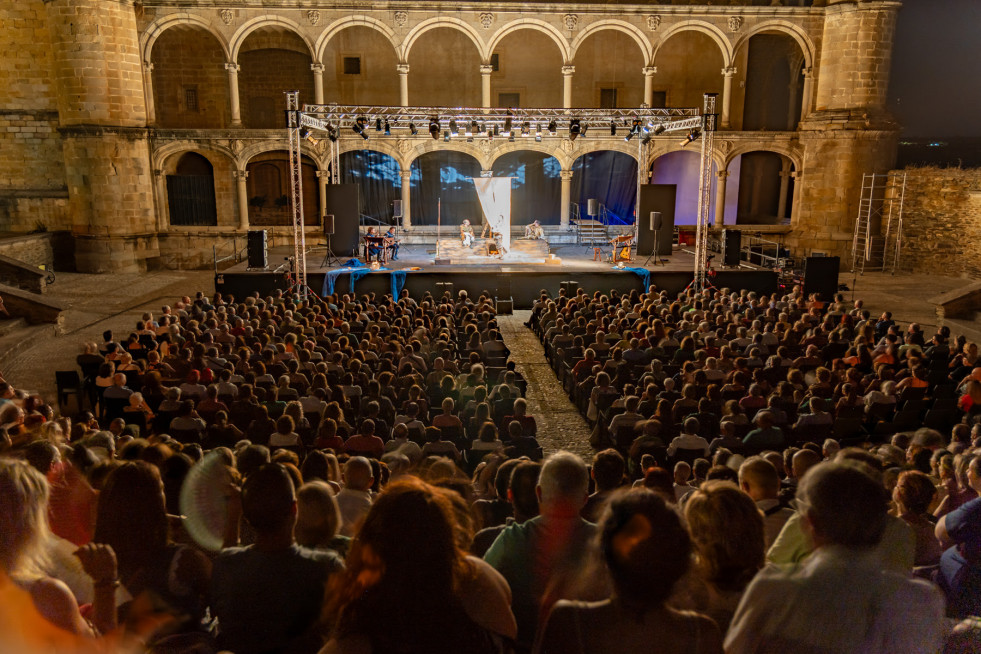 ‘La desconquista’ triunfa en Alcántara con humor, crítica histórica y ovación del público