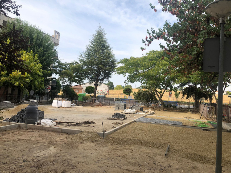 Moraleja renueva el parque Emeterio Martín con nuevos juegos y equipamiento deportivo