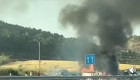 Un vehículo en llamas provoca un incendio en la autovía A-66 en Cañaveral