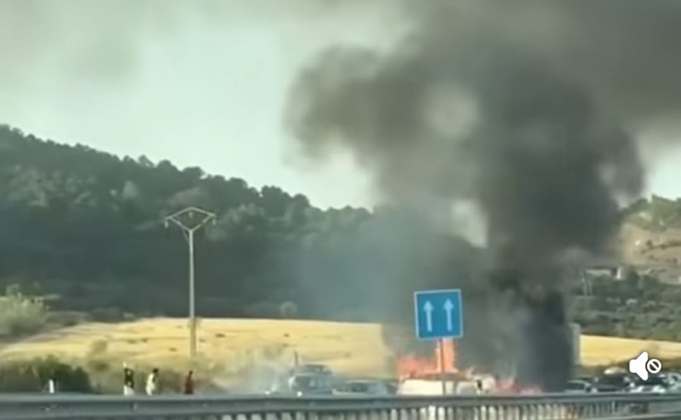 Un vehículo en llamas provoca un incendio en la autovía A-66 en Cañaveral