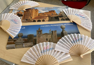 Cáceres reparte 2.000 abanicos para promocionar el turismo en la ciudad