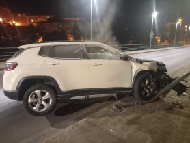 Un menor de 16 años estrella un coche contra una farola y huye del lugar