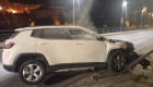 Un menor de 16 años estrella un coche contra una farola y huye del lugar