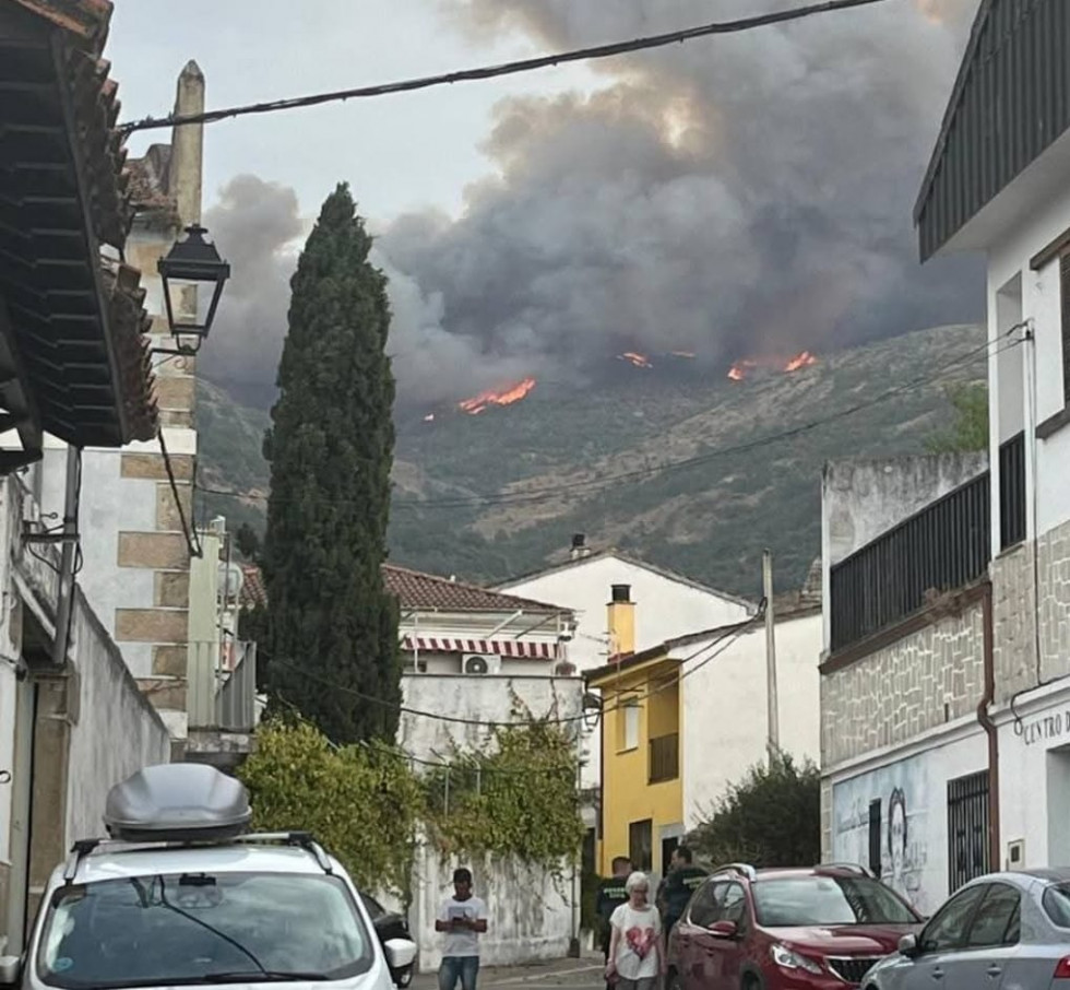 Alerta en Extremadura por los incendios que obligan a evacuar Villar de Plasencia y Jarilla