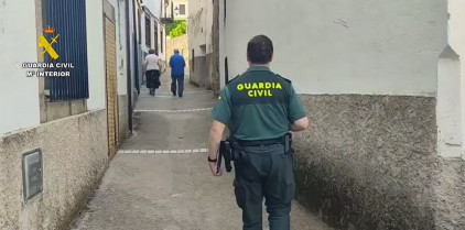 El fuego amenaza Cabezabellosa, población en la que hay vecinos pese a la orden de evacuación
