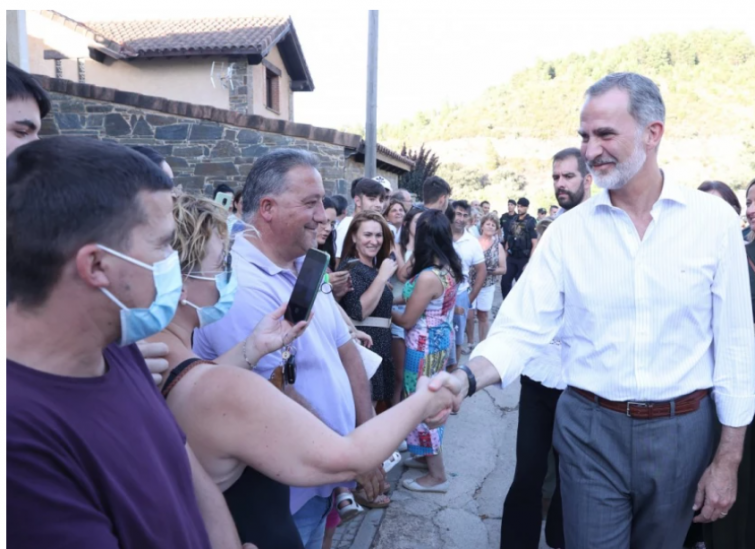 Felipe VI contacta con la presidenta María Guardiola por la situación crítica de los incendios