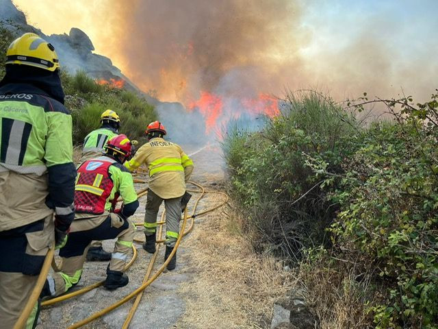 Golpes de calor y lesiones marcan una jornada crítica para los bomberos de la provincia de Cáceres