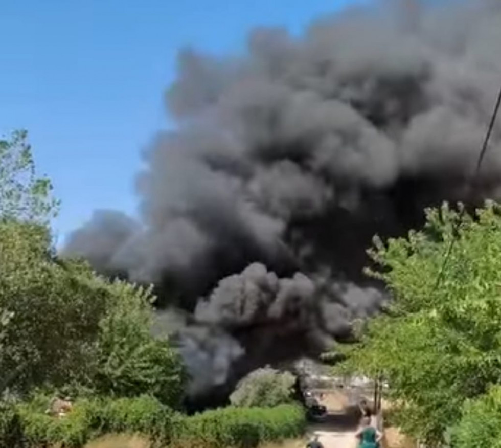 El monóxido de carbono y las altas temperaturas afectan a tres bomberos en un incendio en Navalmoral