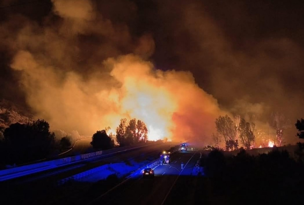 El incendio de Jarilla y Cabezabellosa salta la A-66 y la N-630, complicando las labores de extinción