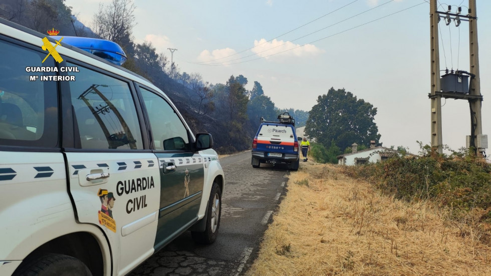 La magnitud del fuego obliga a confinar a los vecinos de Oliva de Plasencia